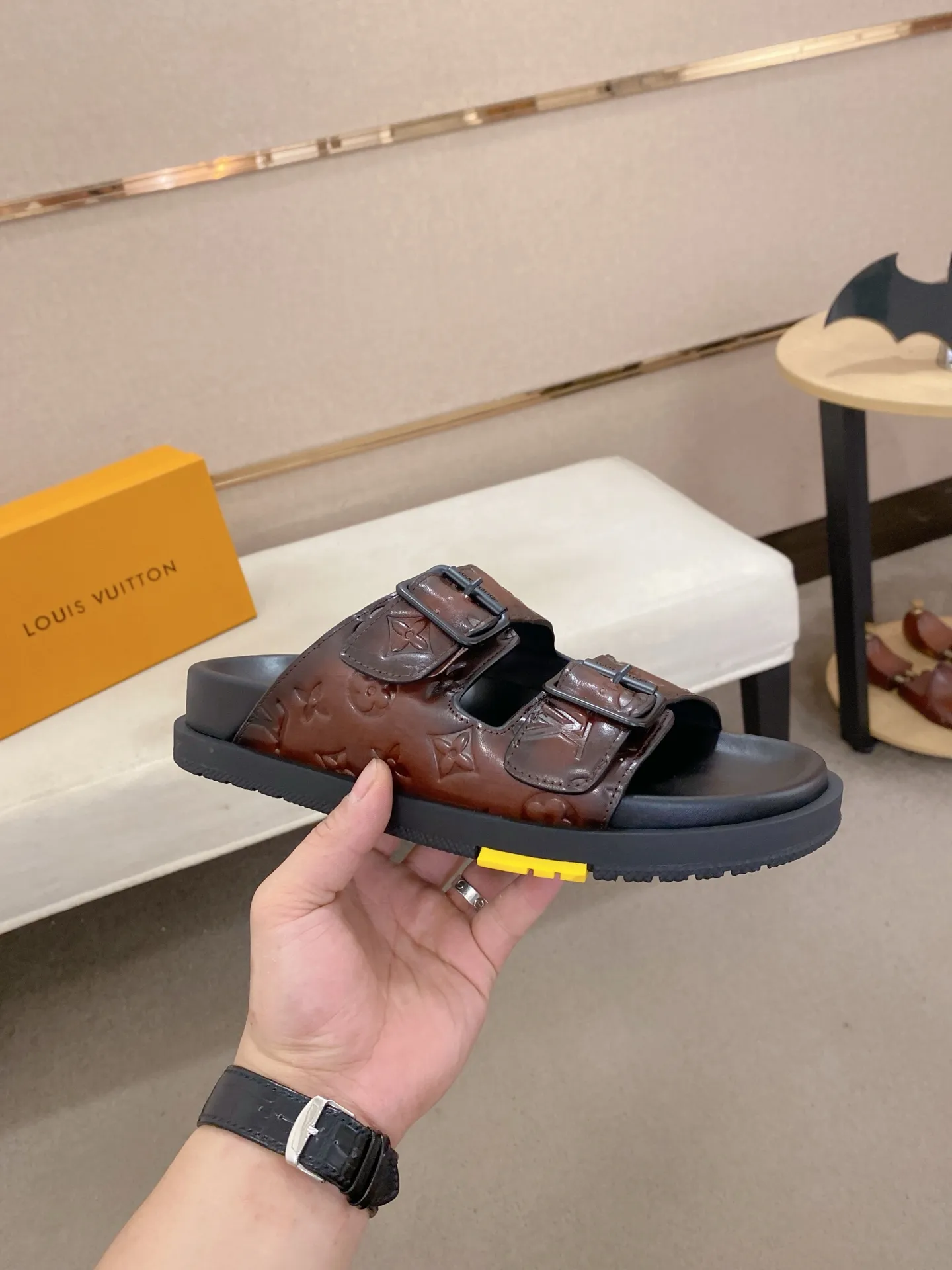 Factory price: 420💰Made by LV🔍Top purchasing agent. Men's spring and summer slippers are available at the same counter. The uppers are made of cowhide imported from Italy. High-quality craftsmanship, soles: original soles specially provided by the original factory, exclusive movable molded soles are super comfortable, original factory follow-up goods, 🔍🔍high quality, can be entered and exited the counter at will, welcome to compare, code number 38-44. Can be customized45